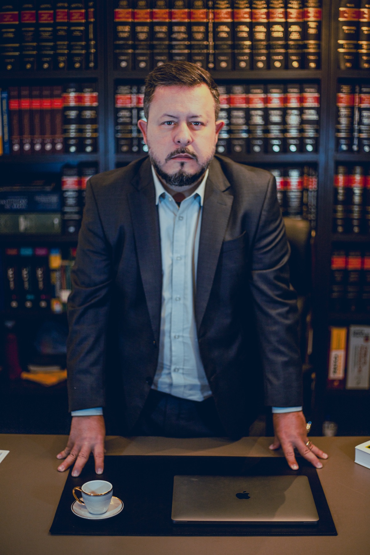 Gemerson Junior da Silva em seu escritório